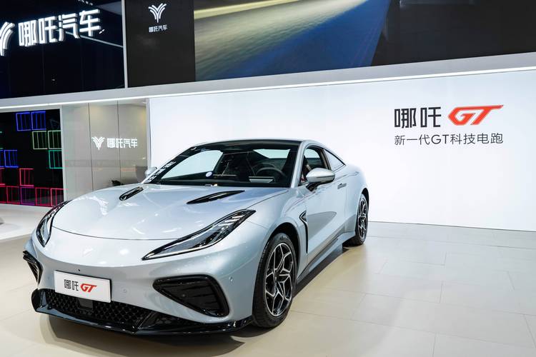 重庆162哪吒汽车在智能汽车领域的表现，领途汽车在新能源汽车市场中的影响力